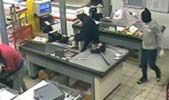 Esempio di criminali armati in azione in un punto vendita della GDO